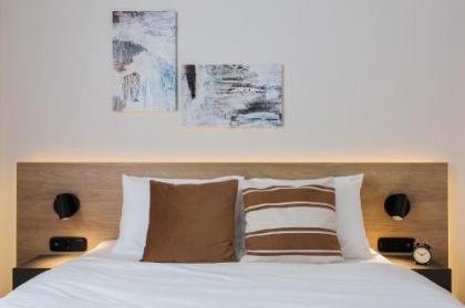 Modern Minimalist 3BD Apartment in Hilton District by UPSTREET - image 17