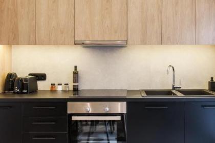 Modern Minimalist 3BD Apartment in Hilton District by UPSTREET - image 5