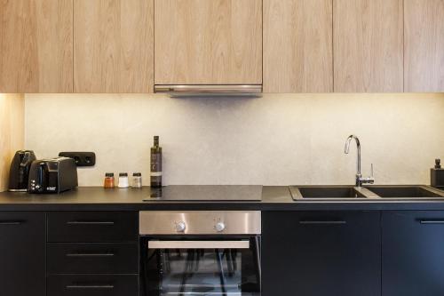Modern Minimalist 3BD Apartment in Hilton District by UPSTREET - image 5