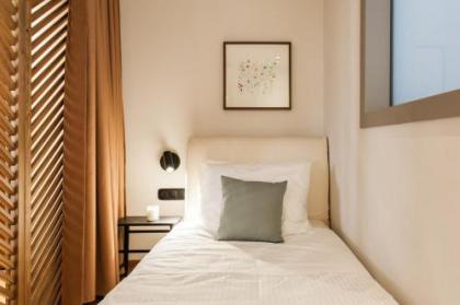 Modern Minimalist 3BD Apartment in Hilton District by UPSTREET - image 9