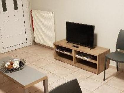 Cosy Apartment with patio - image 8