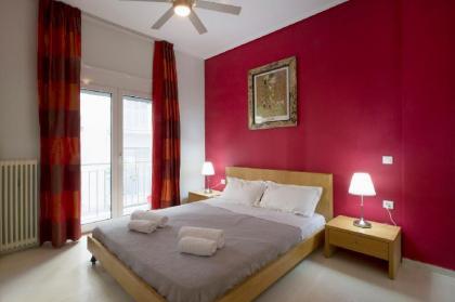 Cosy Apartment 150m from Acropolis Metro