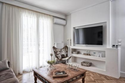 Marvelous n Bright Apt next to Megaro Mousikis - image 12