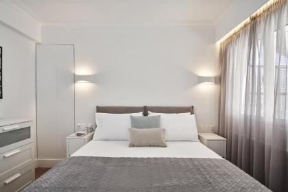 Marvelous n Bright Apt next to Megaro Mousikis - image 13