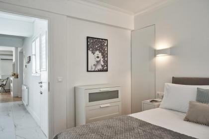 Marvelous n Bright Apt next to Megaro Mousikis - image 15