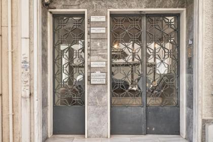 Marvelous n Bright Apt next to Megaro Mousikis - image 20