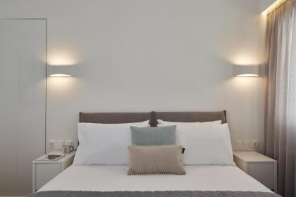 Marvelous n Bright Apt next to Megaro Mousikis - image 7