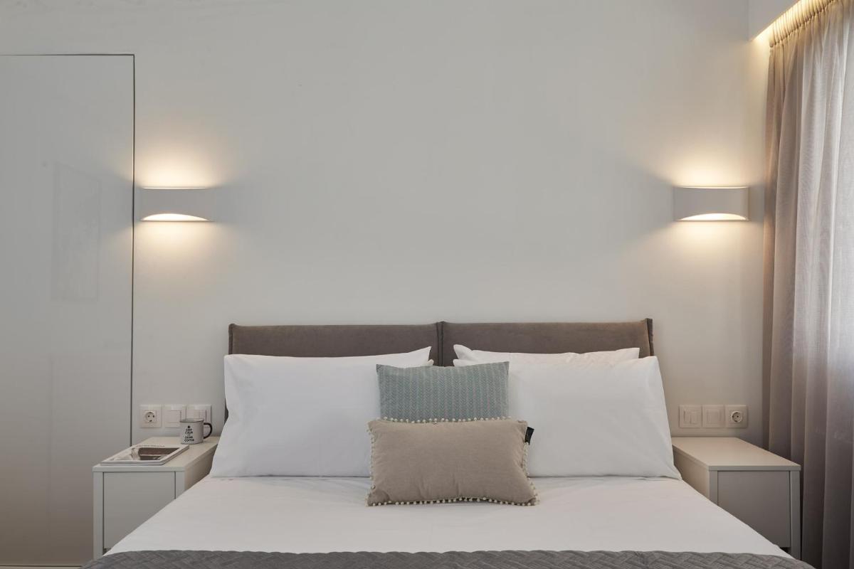 Marvelous n Bright Apt next to Megaro Mousikis - image 7