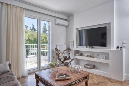 Marvelous n Bright Apt next to Megaro Mousikis - image 8