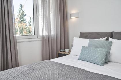 Marvelous n Bright Apt next to Megaro Mousikis - image 9