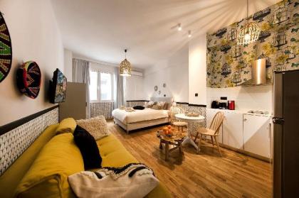 Designer renovated apartment in downtown Athens - image 1