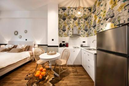 Designer renovated apartment in downtown Athens - image 11