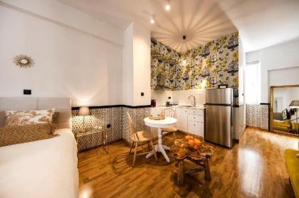 Designer renovated apartment in downtown Athens - image 5