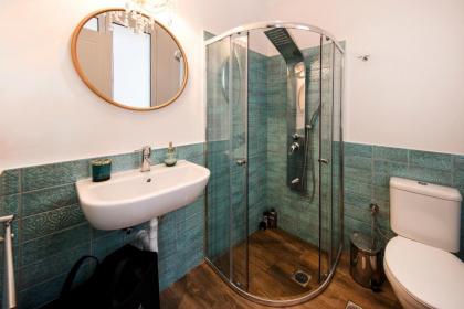 Designer renovated apartment in downtown Athens - image 8