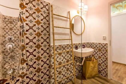 Exquisite apartment in the center of Athens - image 12