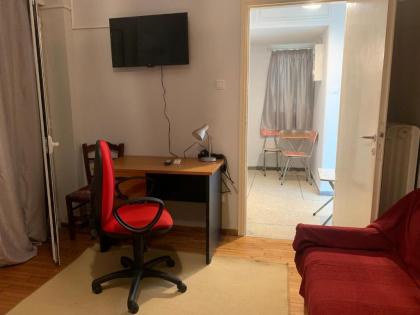 Stay central Athenian flat - image 8