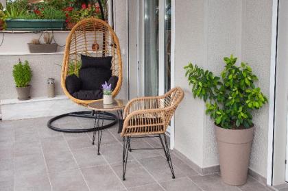 Cozy Penthouse with Stunning view to Acropolis! - image 4