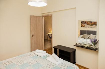 Restfull Fully Renovated APT in Thisio (sleeps 6)!