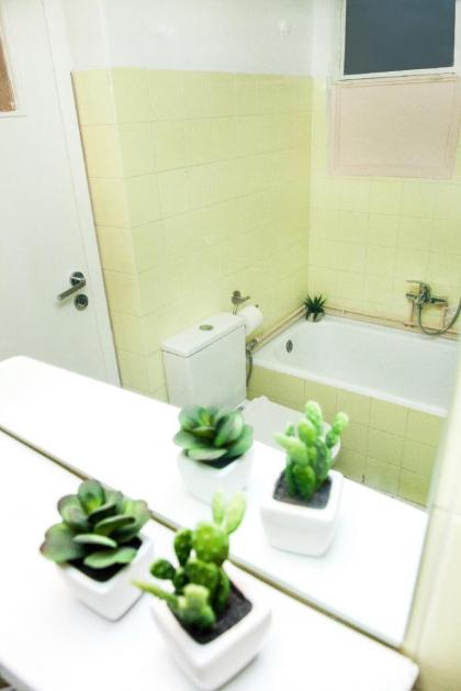 Spacious Gorgeous Aprt DownTown Athens! - image 2