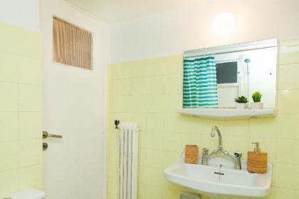 Spacious Gorgeous Aprt DownTown Athens! - image 4