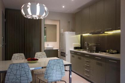 Garden Suite with spa by the Acropolis - image 5