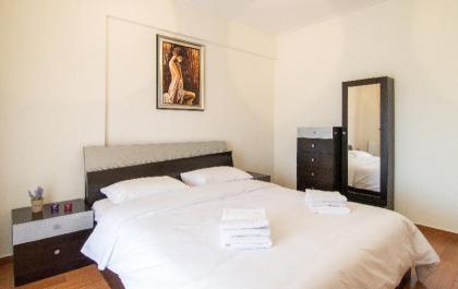 Comfort Athenian Apt  UG parking 25 from airport Athens