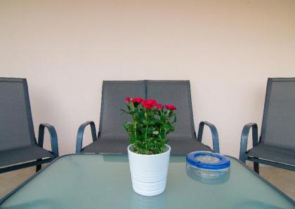 Comfort Athenian Apt -UG parking-25' from airport - image 2