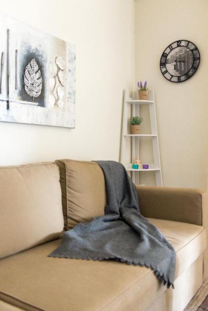 Comfort Athenian Apt -UG parking-25' from airport - image 3