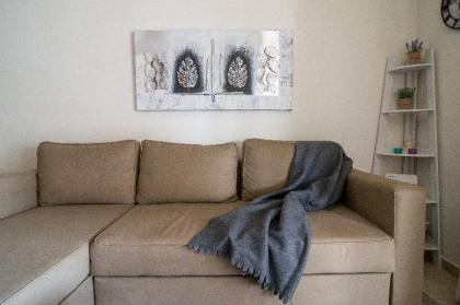 Comfort Athenian Apt -UG parking-25' from airport - image 4