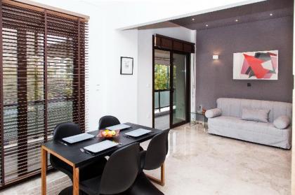 minimalist 1 BR APt Next to the Park