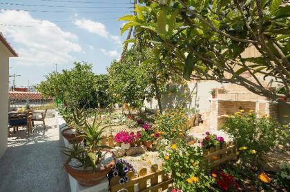 Splendid Views from a Cozy Cottage with a Garden  - image 6