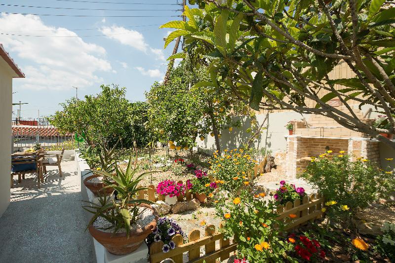 Splendid Views from a Cozy Cottage with a Garden  - image 6