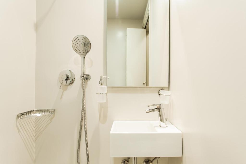 Plaka City Centre Studio - image 4