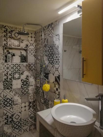 Elegant & Modern Apartment In The Heart Of Athens - image 10
