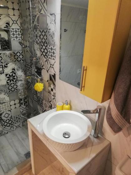 Elegant & Modern Apartment In The Heart Of Athens - image 15