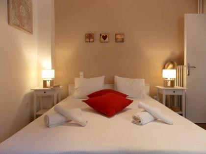Cozy Plaka Apartment - image 11