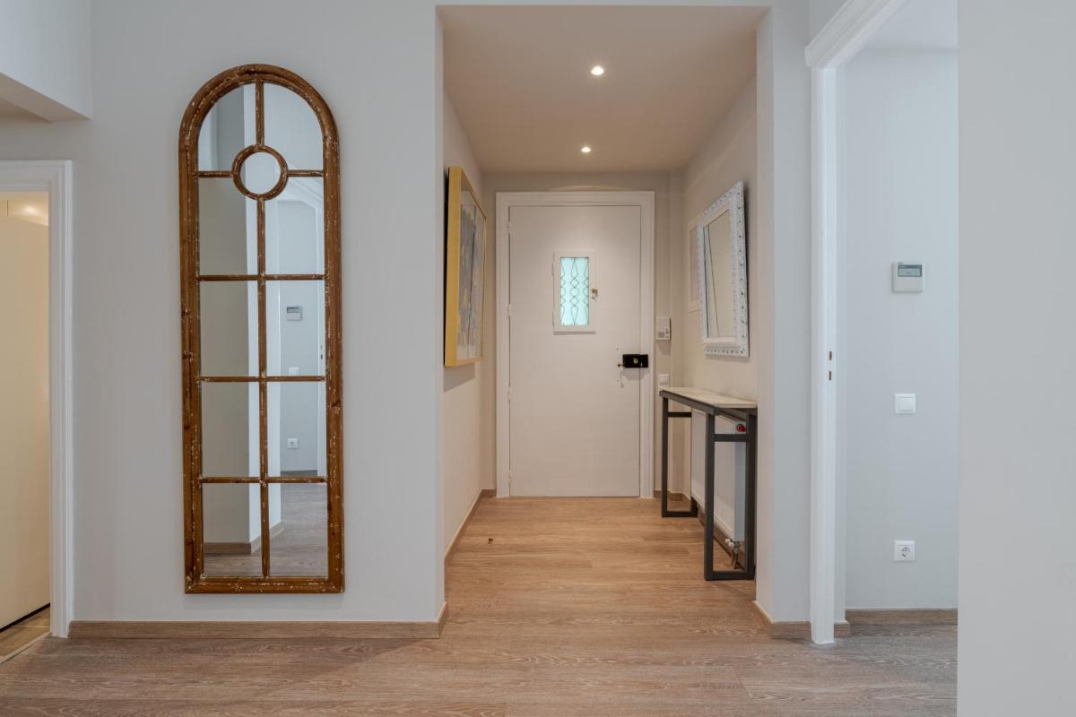 Historic Plaka's Deluxe Apartment - image 6