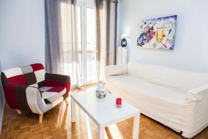 Quiet Comfy apartment with Balcony near to Metro!