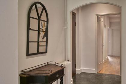 Chic n Bright 3Bd Apt with Hilton View - image 10