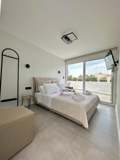 Step One | Luxury Suites right in the heart of Acropolis next to metro station - image 16