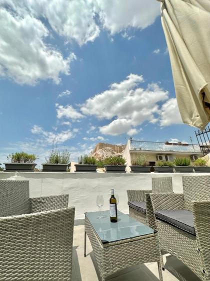 Step One | Luxury Suites right in the heart of Acropolis next to metro station - image 18