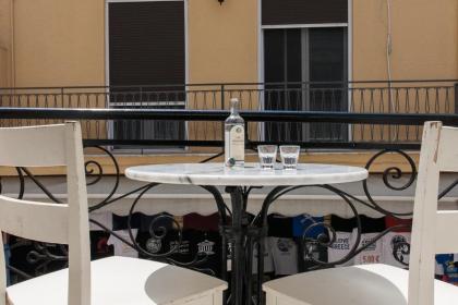 Step One | Luxury Suites right in the heart of Acropolis next to metro station - image 4