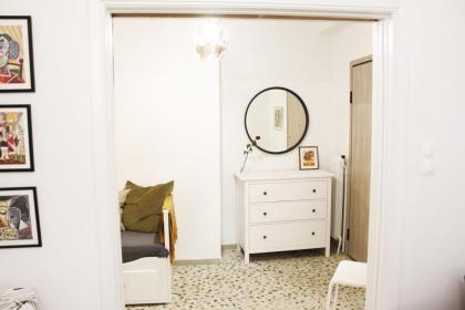 Warm & cozy apartment in the center of Athens - image 6