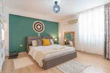 Boho Chic Apartment Under Acropolis - image 5