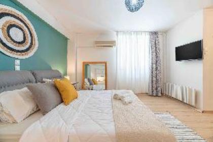 Boho Chic Apartment Under Acropolis - image 6
