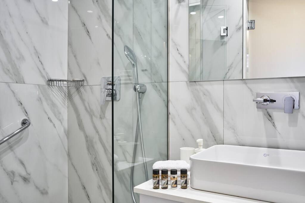 Spacious 2bd Apt in Prime Location next to Divani - main image