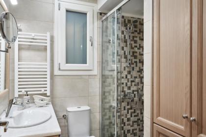 Spirou Merkouri Handcrafted 2BD Home - image 12