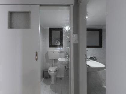 2 bedroom apartment close to children's hospital - image 17