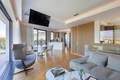 Elegant Penthouse with Acropolis View - image 6