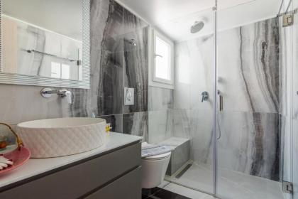 Adorable 2 Bedrooms Apartment in Athens - image 4